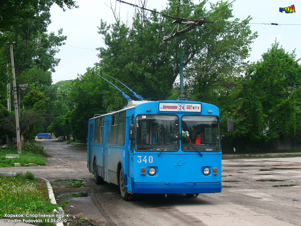 ЗИУ-682 #340 24-го маршрута в Спортивном переулке подъезжает к кольцу конечной станции "Улица Якира"