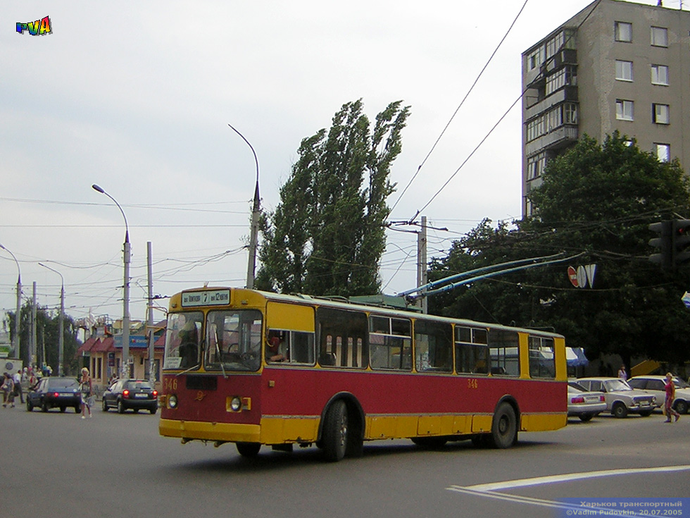 ЗИУ-682 #346 7-го маршрута выезжает с разворотного круга "Микрорайон 28" на проспект Героев Сталинграда