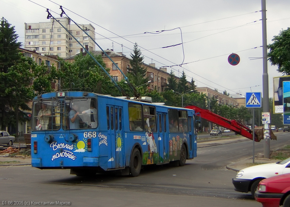 ЗИУ-682 #668 2-го маршрута на проспекте Ленина на перекрестке с улицей Новгородской