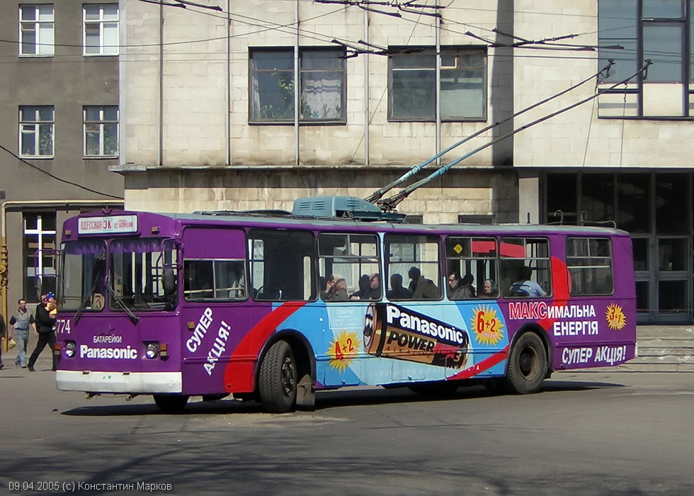 ЗИУ-682 #774 3-го маршрута на конечной станции "Кинотеатр "Зірка"