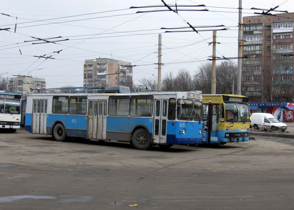 ЗИУ-682 #815 20-го маршрута на конечной станции "602 микрорайон"