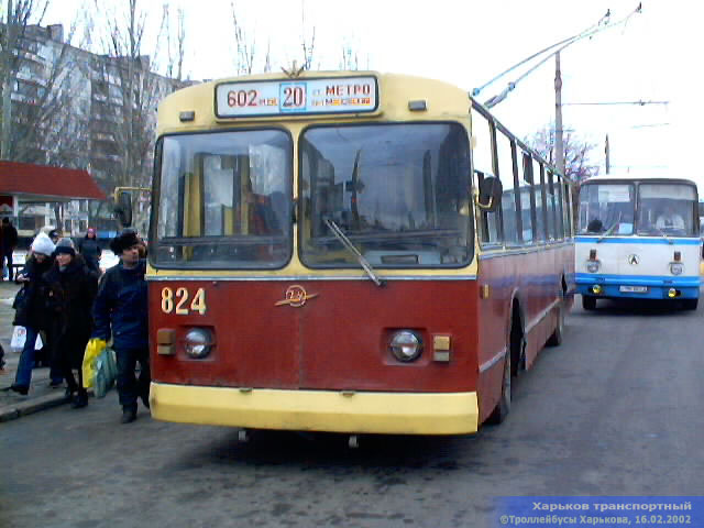 ЗИУ-682 #824 20-го маршрута на проспекте 50-летия ВЛКСМ возле улицы Гвардейцев-Широнинцев