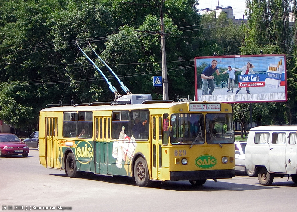 ЗИУ-682 #829 31-го маршрута на улице Гвардейцев-Широнинцев на перекрестке с улицей Героев Труда