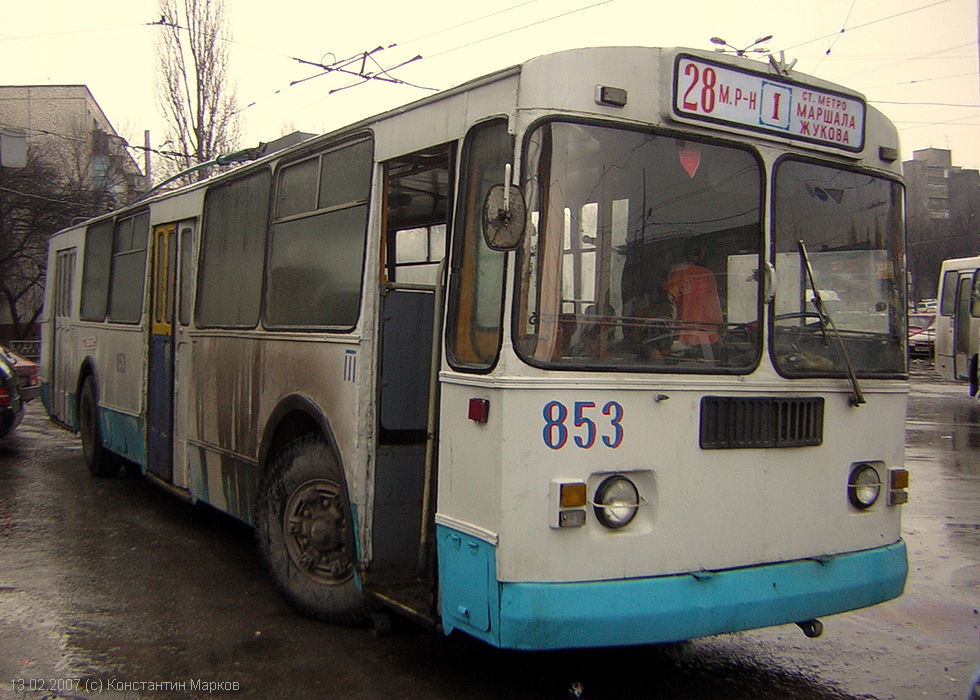 ЗИУ-682 #853 1-го маршрута на конечной станции "28-й микрорайон"