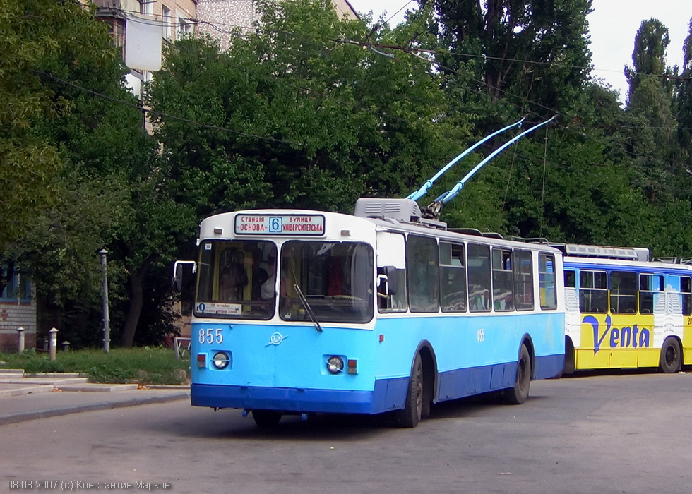 ЗИУ-682 #855 1-го маршрута на конечной станции "28-й микрорайон"