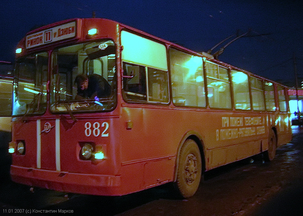 ЗИУ-682 #882 38-го маршрута на конечной станции "Проспект Победы"