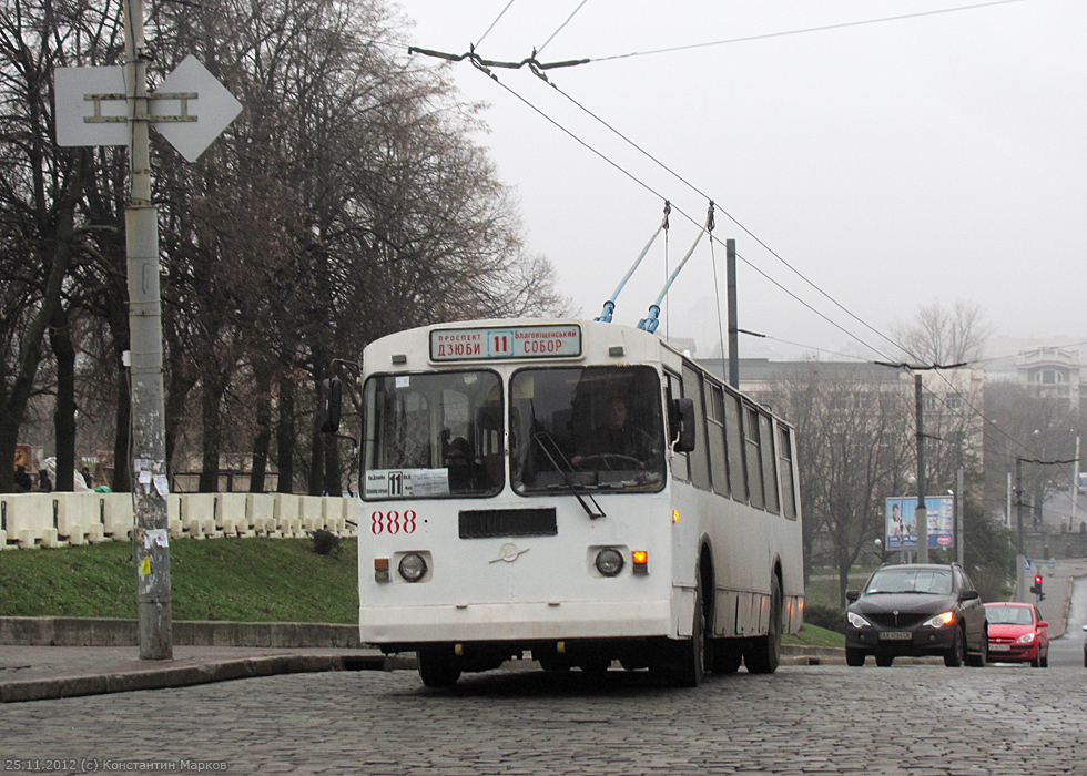 ЗИУ-682Г-016(012) #888 11-го маршрута поворачивает с Соборного спуска на улицу Университетскую