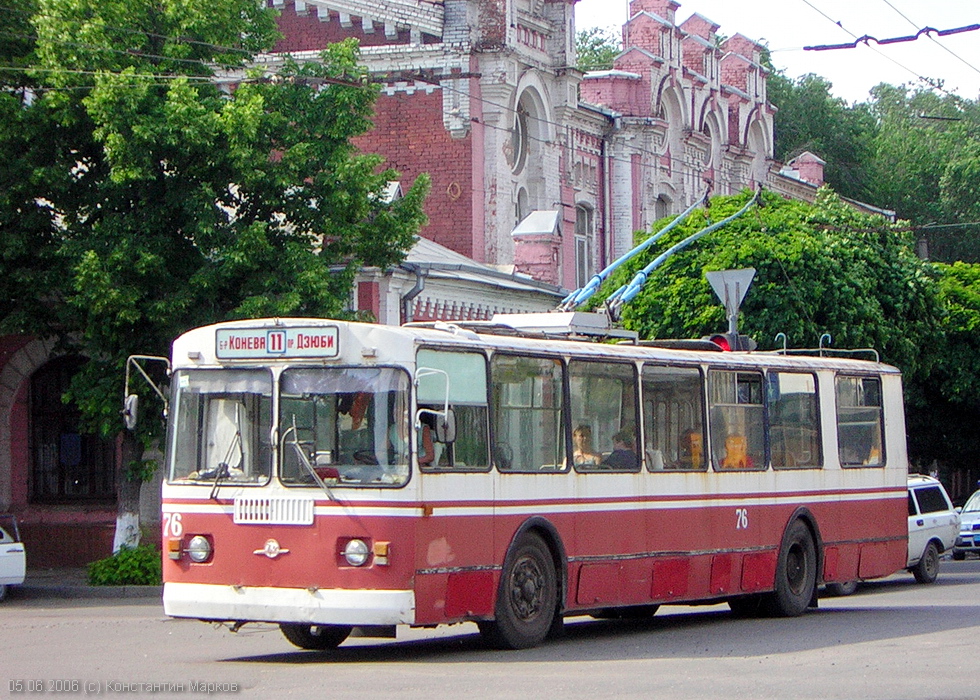 ЗИУ-682 #76 11-го маршрута на улице Малиновского на перекрестке с улицей Полтавский Шлях