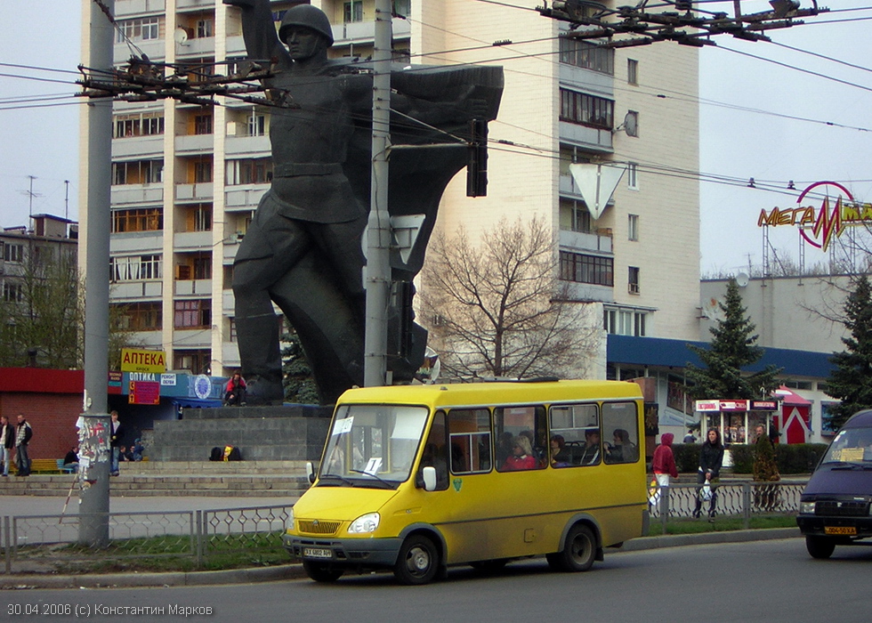 БАЗ-2215 гос.# AX6802AH 27-го маршрута на перекрестке улицы 23-го Августа и проспекта Ленина