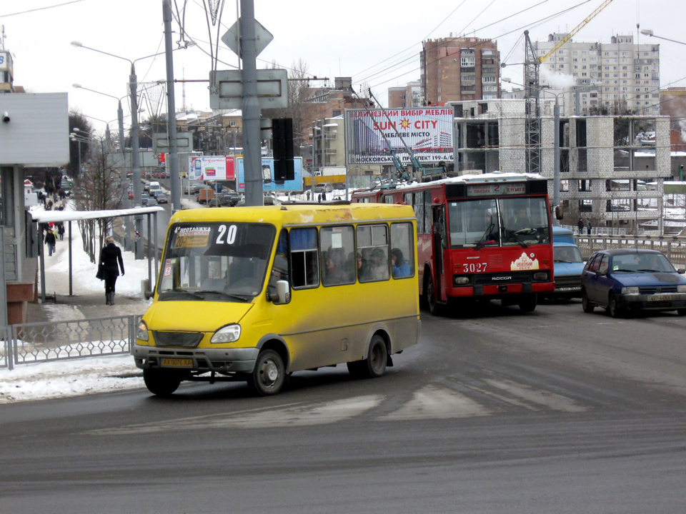БАЗ-2215 гос.# АХ0076АА 20-го маршрута поворачивает с проспекта Ленина на улицу Отакара Яроша