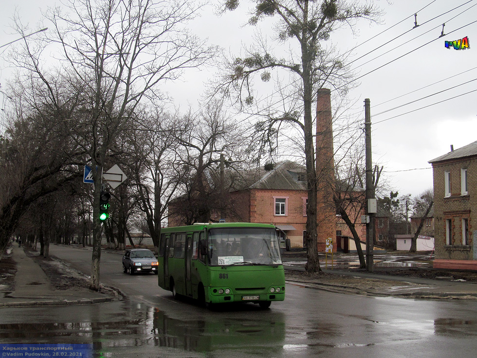 Богдан-А09202 гос.# АХ3738СК 261-го маршрута на улице Плиточной пересекает улицу Мира