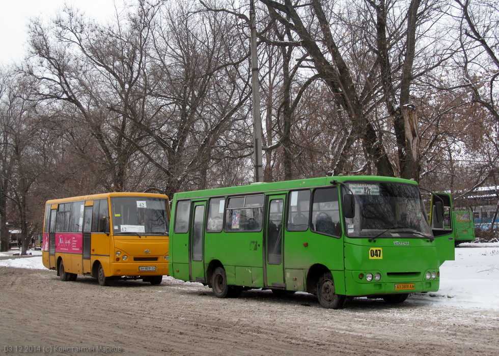 Богдан-А09202 гос.# AX0808AA и ЗАЗ-А07А1 гос.# АН8019ЕА 42-го маршрута на конечной станции "Станция метро "Тракторный завод"