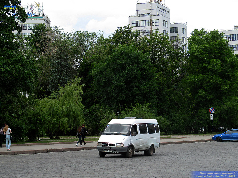 ГАЗ-3221 гос.# АХ7360СР на площади Свободы возле станции метро "Госпром"