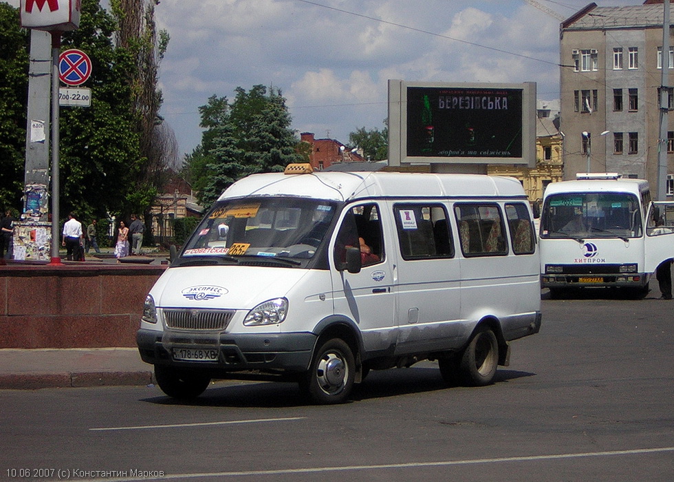 ГАЗ-322132 гос.# 178-68ХВ 265-го маршрута на площади Конституции
