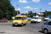 Микроавтобусы ГАЗ-32213 #212-61XB 204-го маршрута и #758-00XK 121-го маршрута поворачивают с проспекта Тракторостроителей на улицу Лосевскую