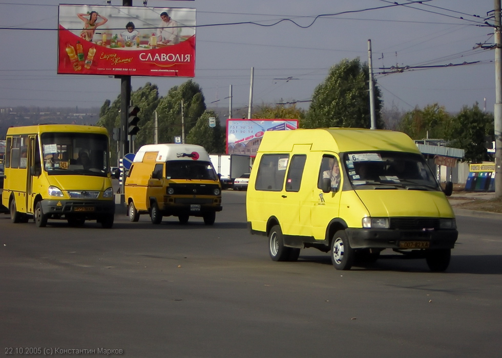 Рута СПВ-15 гос.# 007-82ХА 6-го маршрута и БАЗ-2215 гос.# 022-38ХА 243-го маршрута на проспекте 50-летия ВЛКСМ на перекрестке с проспектом 50-летия СССР