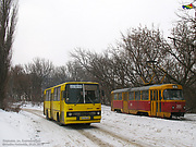 Ikarus-260.50 гос.# AX9390AM и Tatra-T3SU #395 7-го маршрута на улице Клочковской в районе Алексеевской балки