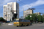 Ikarus-263.00, гос.# 016-09ХА, маршрут 101э, пересекает проспект Ленина по улице 23-го Августа