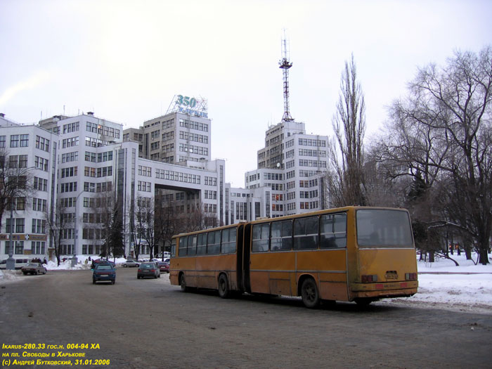 Ikarus-280.33, гос.# 004-94ХА, на площади Свободы на фоне Госпрома
