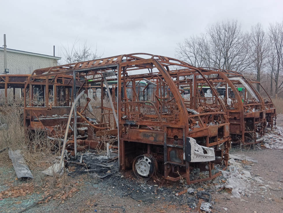 Микроавтобусы Karsan Jest+, уничтоженные во время обстрела Салтовского трамвайного депо российскими оккупантами