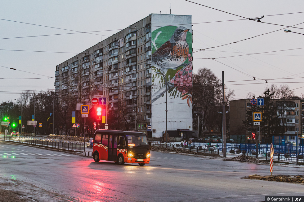 Karsan Jest+ гос.# АХ5963КР поворачивает с проспекта Тракторостроителей на улицу Непокоренных