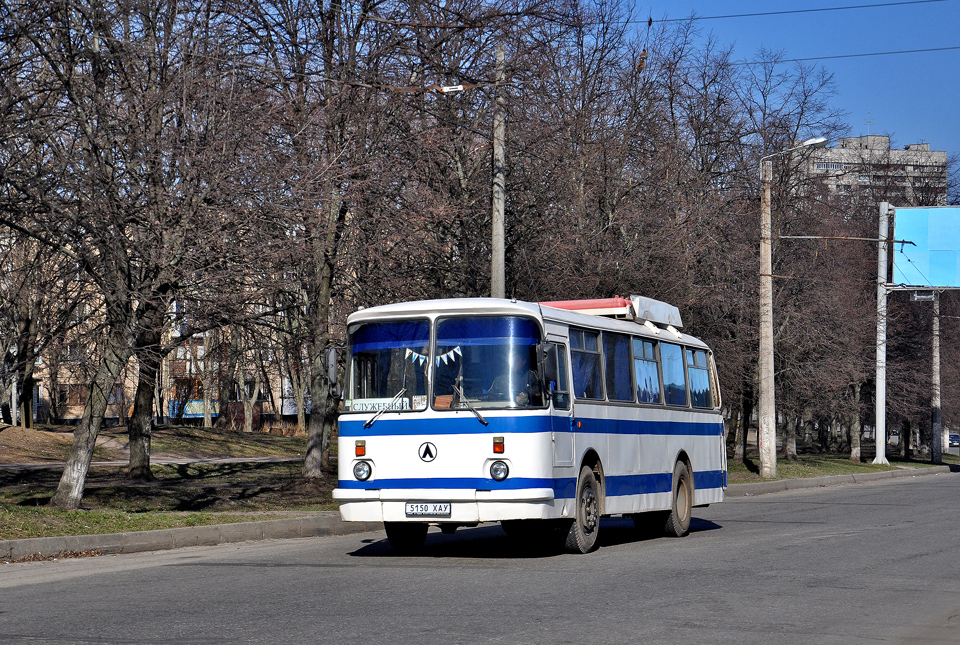 ЛАЗ-695Д гос.# 5150ХАУ на проспекте 50-летия ВЛКСМ перед троллейбуснойи конечной "602-й микрорайон"