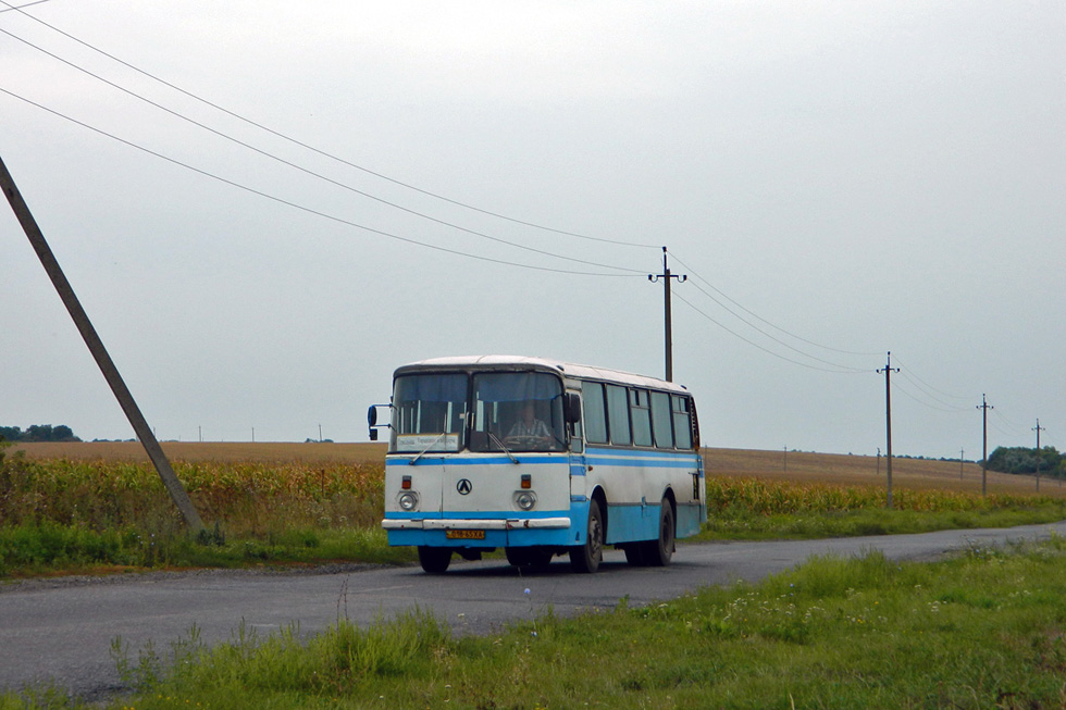 ЛАЗ-695Н гос.# 018-65ХА маршрута Гомольша - Змиев - Гайдары на автодороге Змиев - Тарановка
