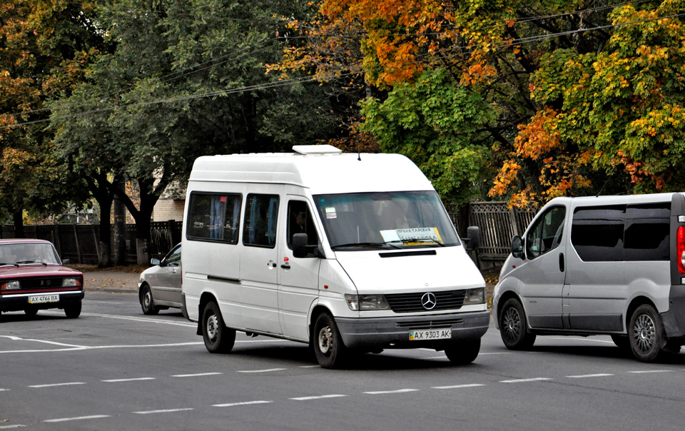Mercedes-Benz Sprinter 212D гос.# AX9303AK на улице Роганской перед перекрестком с бульваром Ивана Каркача