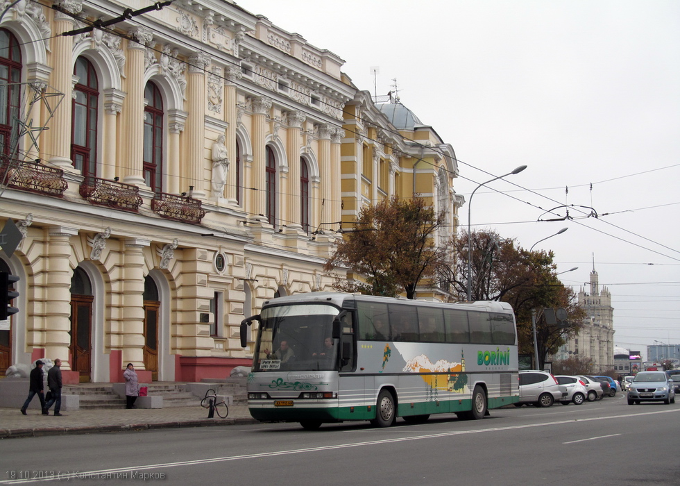 Neoplan N316SHD Transliner гос.# АХ1113АА маршрута Харьков - Липецк на площади Конституции