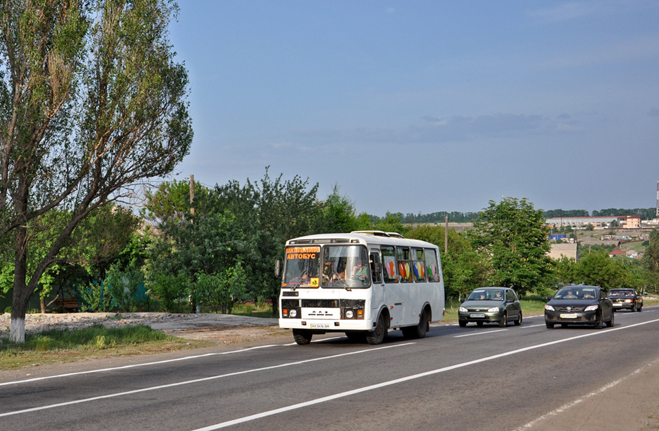 ПАЗ-32054 гос.# АХ0416АМ на автодороге Киев - Харьков - Довжанский в составе школьной колонны проезжает Каменную Яругу