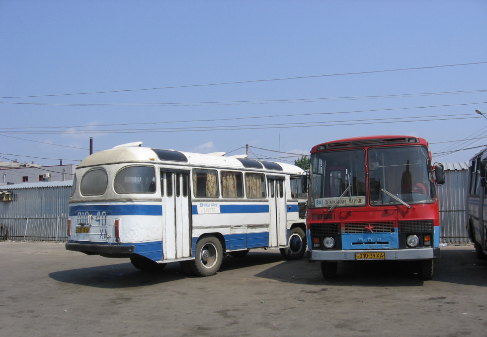 ПАЗ-3205 держ.# 010-39ХА маршруту Харків - Землянки та ПАЗ-672М держ.# 010-40ХА маршруту Харків - Вовчанськ на автостанції № 3