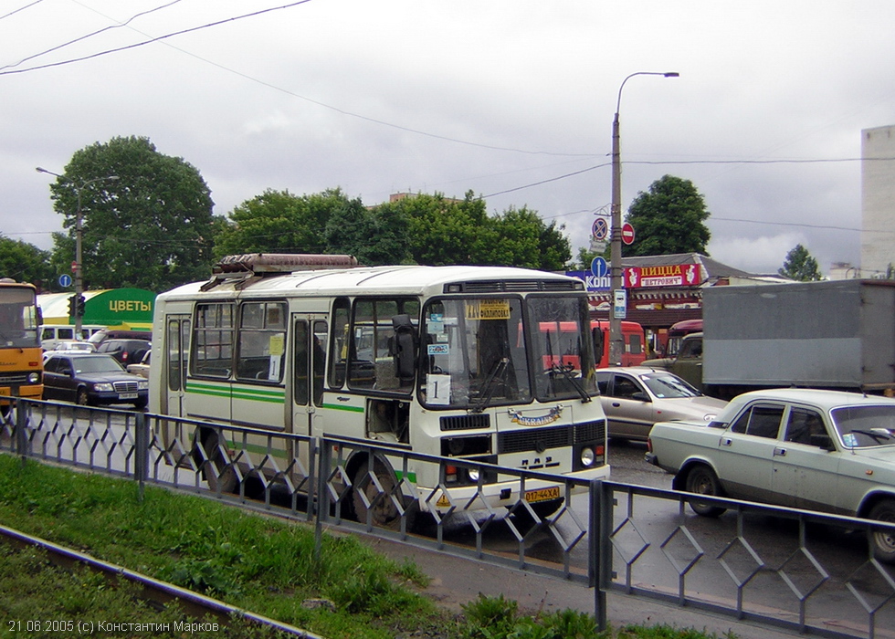 ПАЗ-32054 гос.# 017-44XA 220-го маршрута на улице Полтавский Шлях возле станции метро "Холодная Гора"
