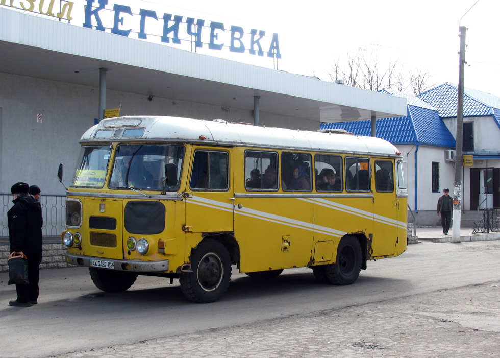 ПАЗ-672М гос.# АХ3487ВН маршрута "Кегичевка - Первомайский" на автостанции в Кегичевке