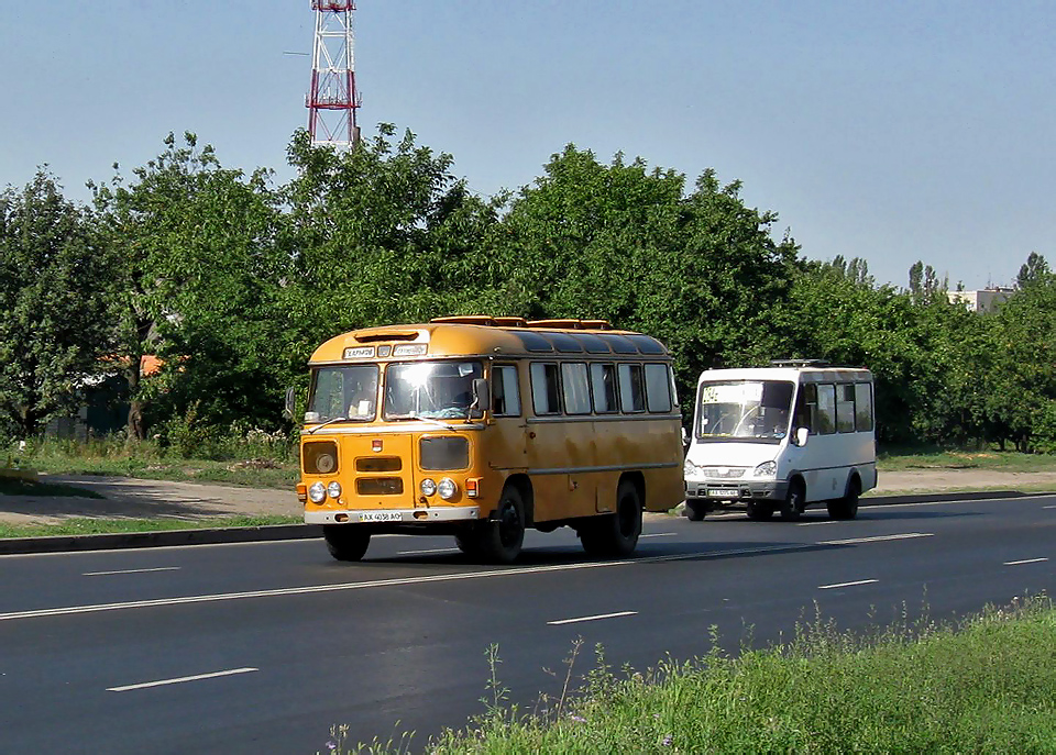 ПАЗ-672М гос.# АХ4038АО на Салтовском шоссе неподалеку от перекрестка с проспектом Тракторостроителей