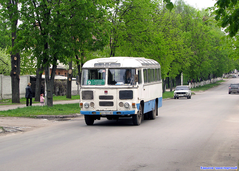 ПАЗ-672М гос.# АХ9323АЕ 9-го маршрута на проспекте Орджоникидзе в районе пересечения с улицей Франтишека Карла