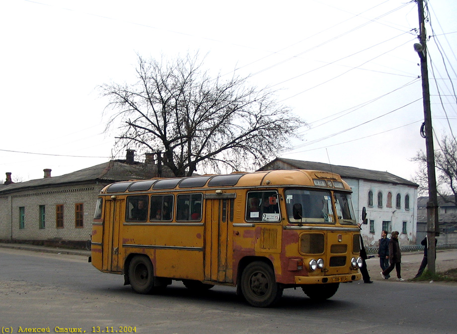 ПАЗ-672М гос.# 008-18ХА 2-го маршрута на улице Комсомольской в Изюме