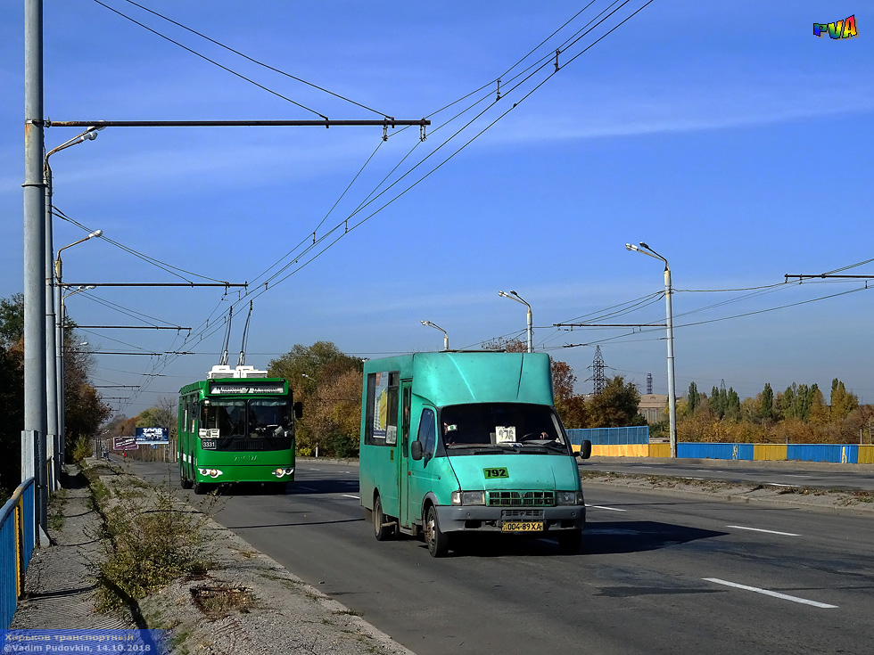 Рута СПВ-17 гос.# 004-89ХА 276-го маршрута и ЗИУ-682Г-016-02 #3331 46-го маршрута на Московском проспекте следуют по Плиточному путепроводу