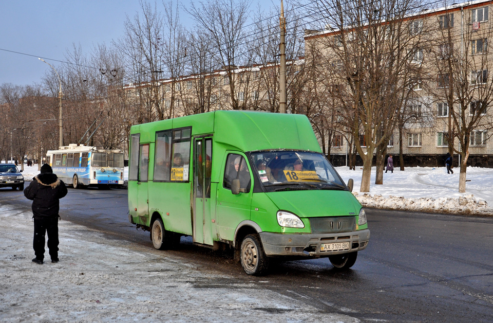 Рута-20 гос.# AX3105BK 18-го маршрута на проспекте Маршала Жукова перед его пересечением с проспектом Героев Сталинграда