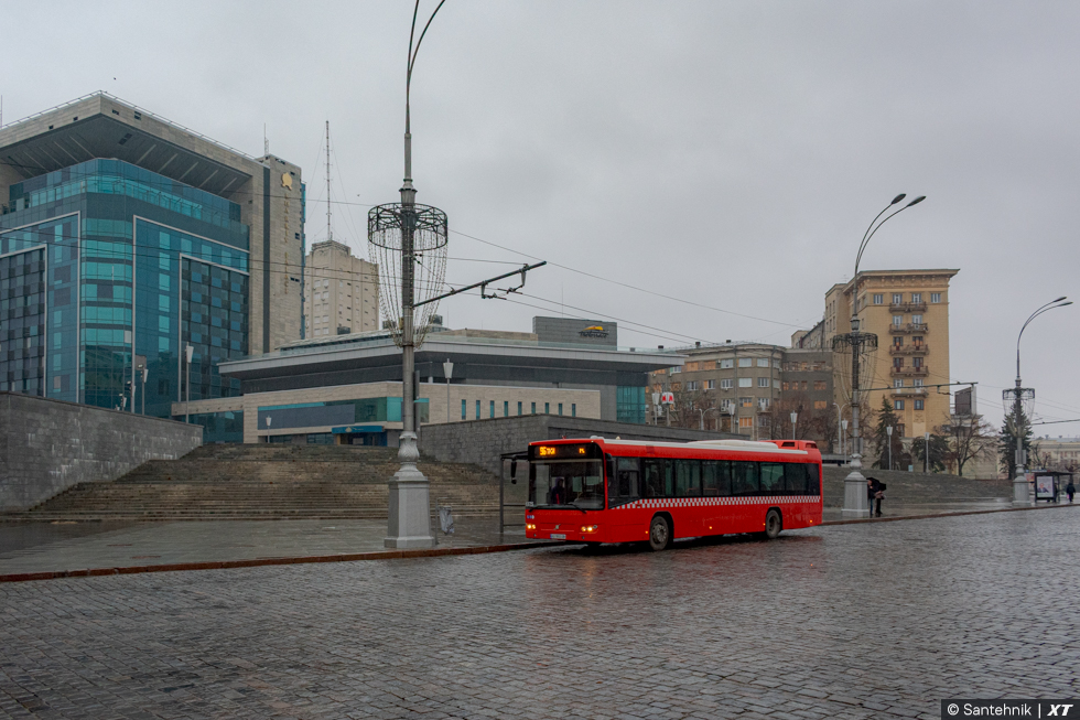 Volvo 7700 гос.# АХ1955ОВ 96-го маршрута на площади Свободы возле станции метро "Госпром"