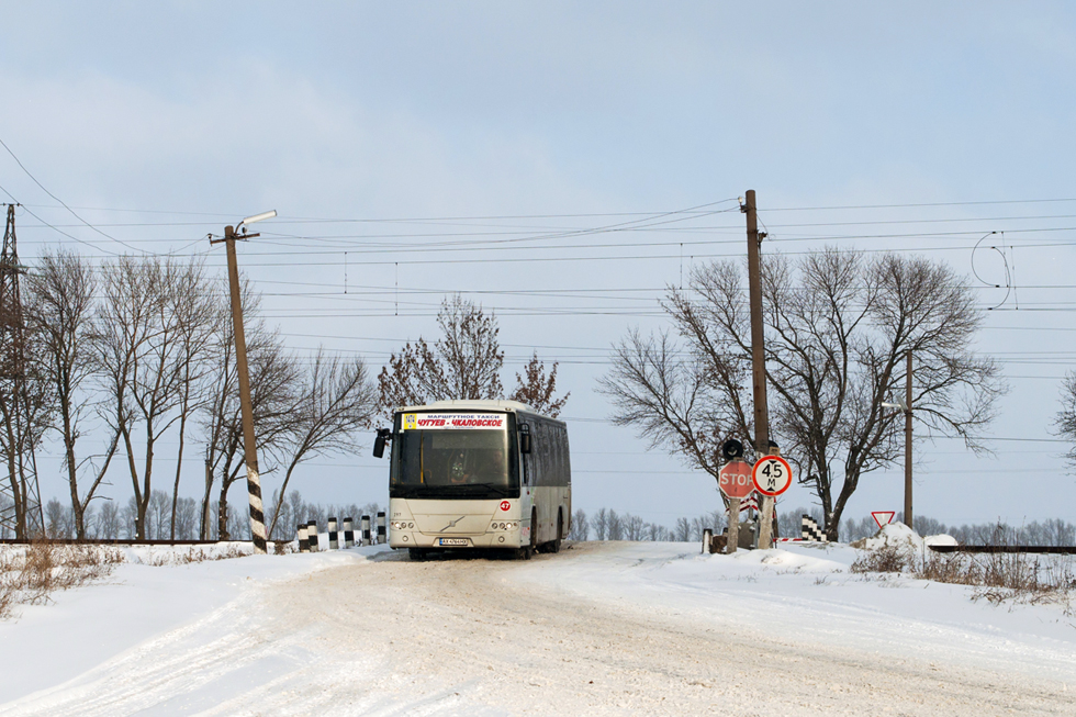 Volvo 8700LE гос.# AX4764НХ маршрута "Чугуев - Чкаловское" на железноодорожном переезде возле пгт. Чкаловское