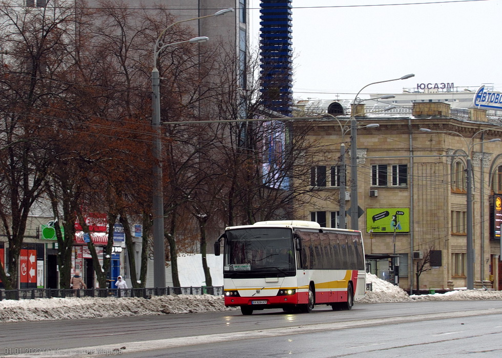 Volvo 8700LE гос.# АХ8284КР 1316-го маршрута на проспекте Гагарина в районе перекрестка с улицей Михновского