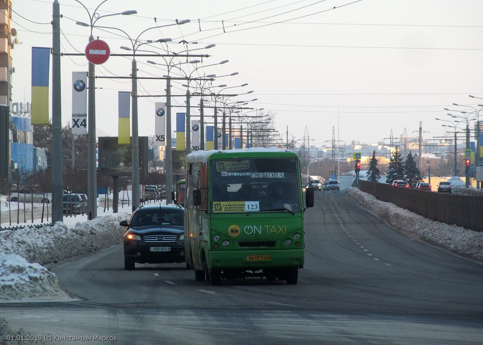 ЗАЗ-А07А.30 гос.# AX0979AA 123-го маршрута на проспекте Гагарина в районе надземного перехода