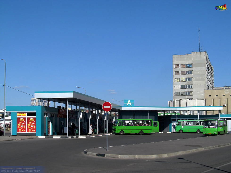 Конечная "Ст.м. "Центральный рынок" на развилке проспекта Машиностроителей и улицы Чеботарской