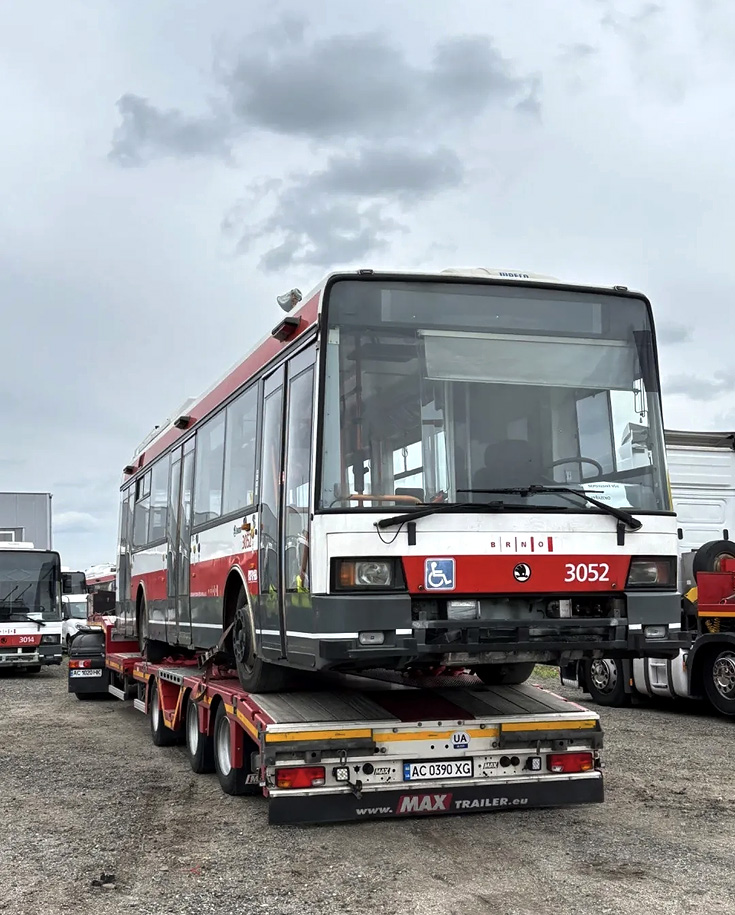Škoda-21Tr #3052 в Брно на платформе перед отправкой в Харьков