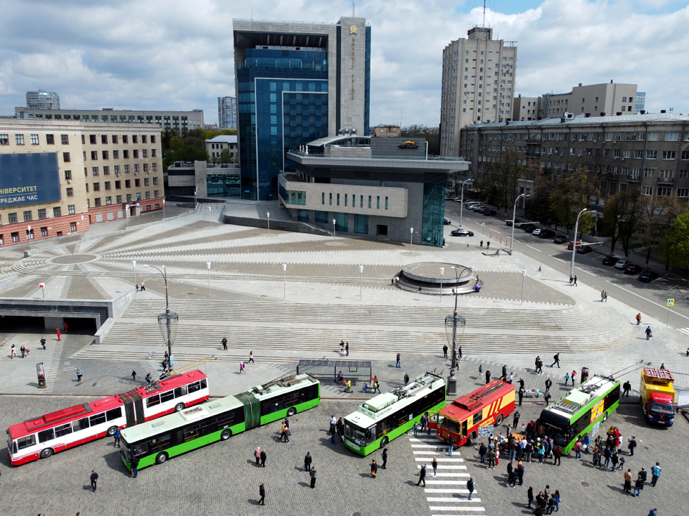 Выставка троллейбусов на площади Свободы в честь Дня рождения харьковского троллейбуса