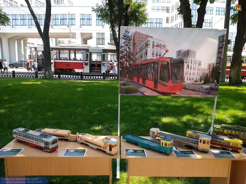 Модели трамваев из Народного музея электротранспорта и баннер с изображением нового трамвая на выставке на проспекте Независимости