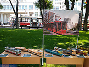 Модели трамваев из Народного музея электротранспорта и баннер с изображением нового трамвая на выставке на проспекте Независимости