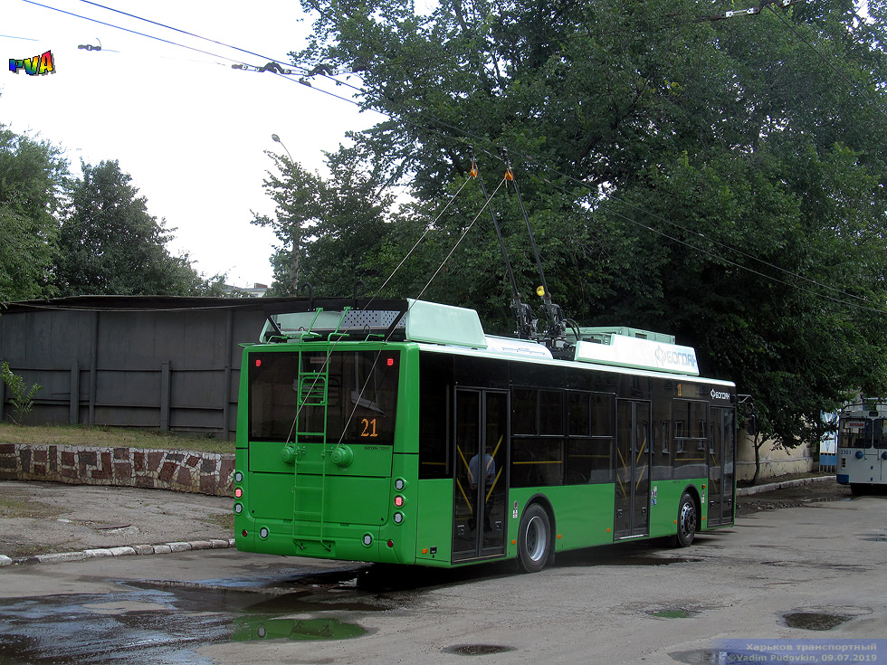 Богдан-Т70117 на площадке Троллейбусного депо №2 возле административного корпуса