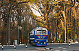 ТУ2-054 с составом "Украина" на Детской железной дороге следует по переезду с дорогой через Парк имени Горького в день закрытия сезона-2011