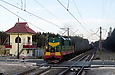 ЧМЭ3-3633 с грузовым поездом на перегоне Терновое — Основа проходит переезд возле платформы 5 км